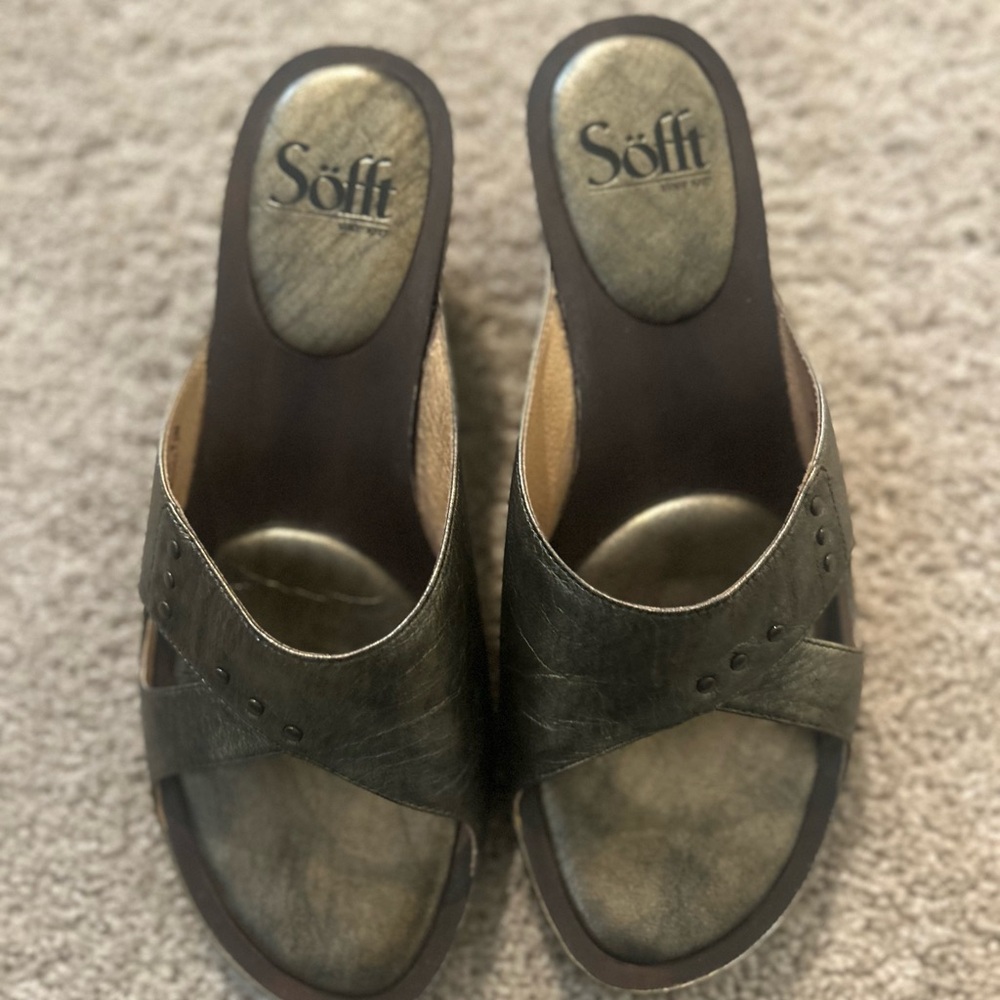 Soft Golden Metallic Medium Heel sandals